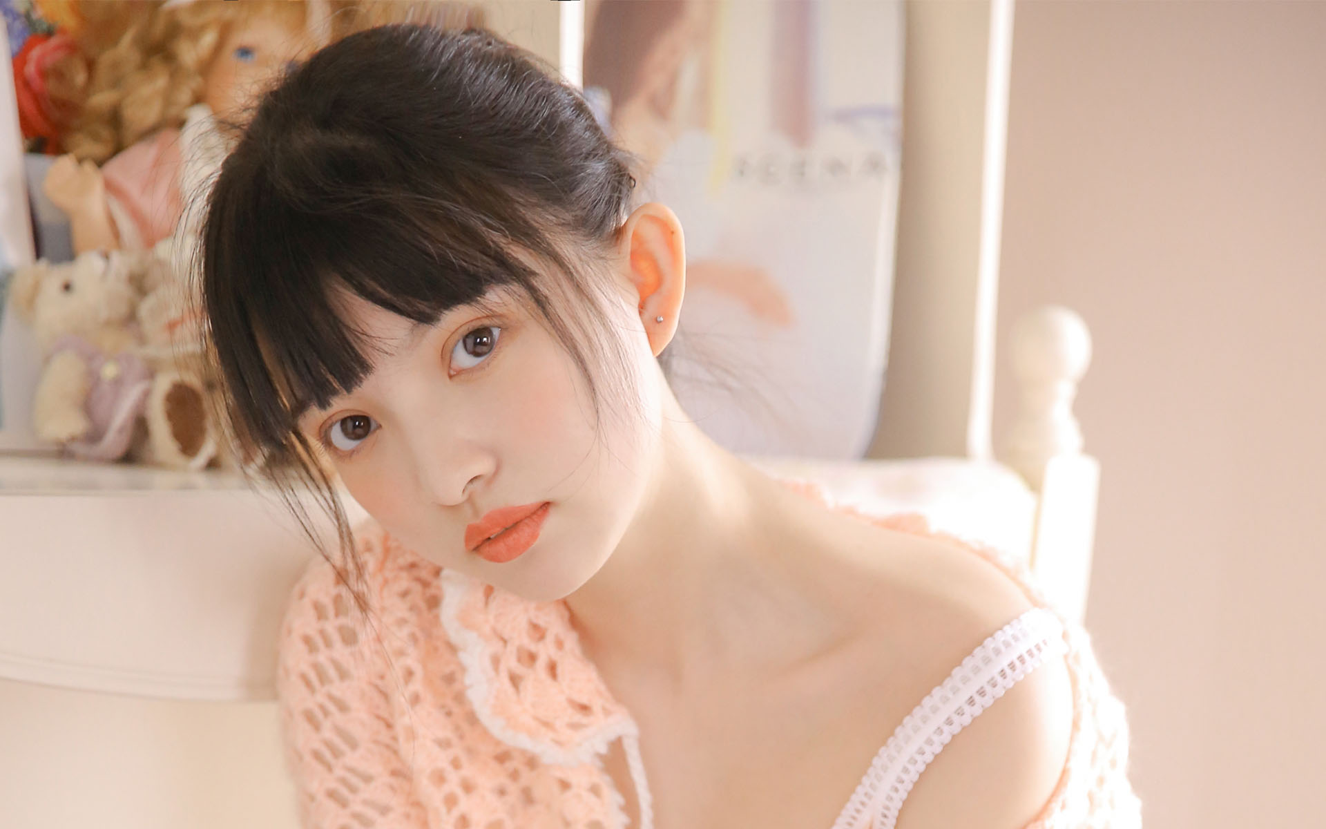 粉红吊带美女