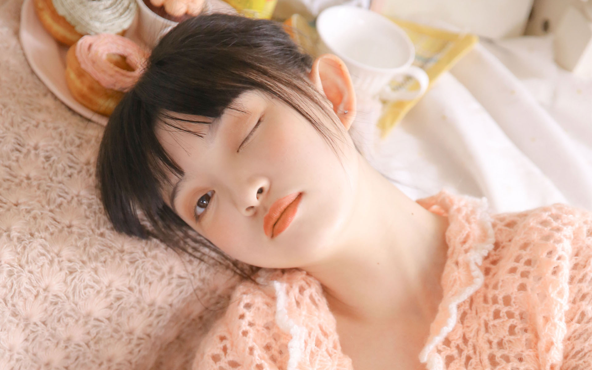 粉红吊带美女