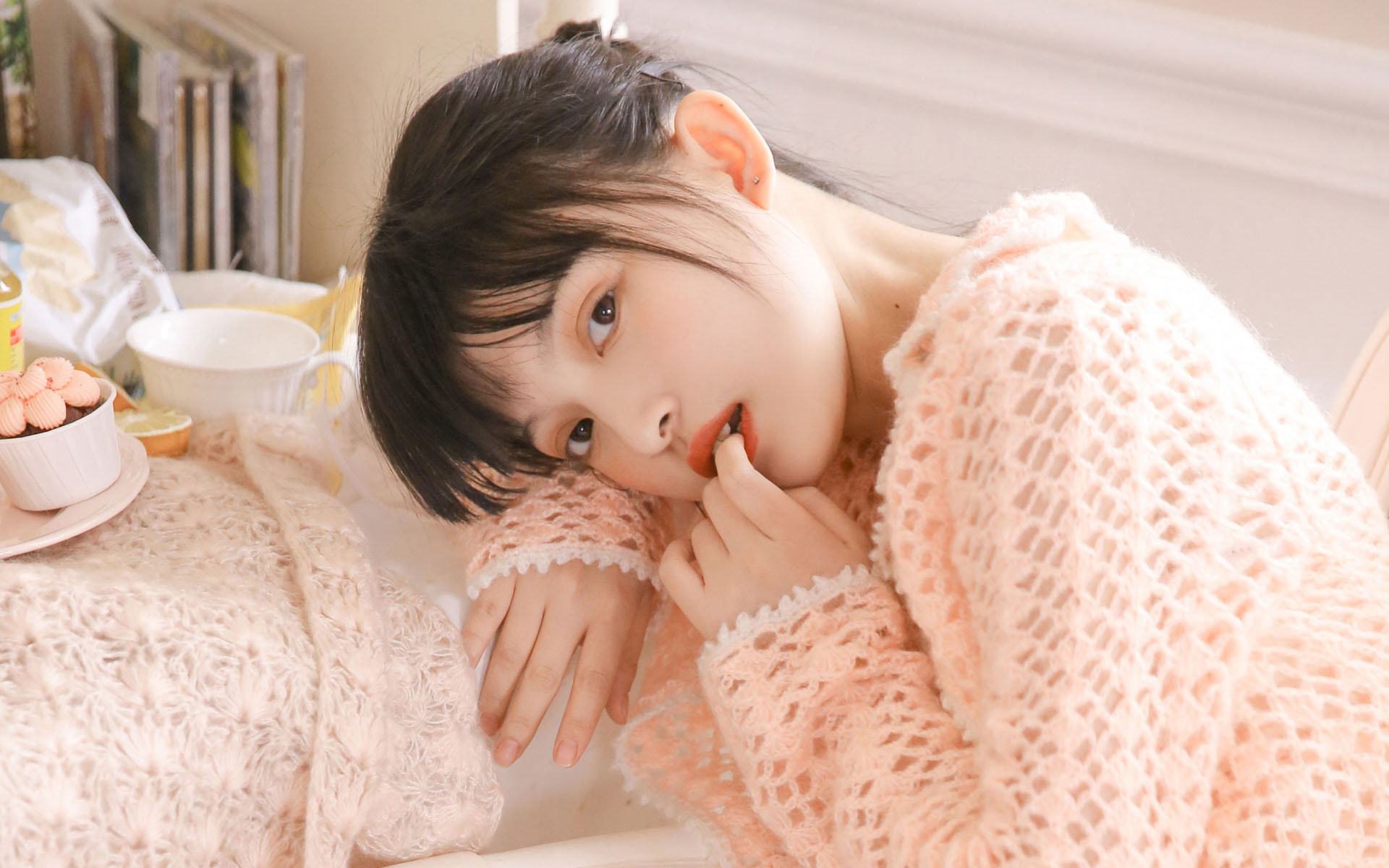 粉红吊带美女