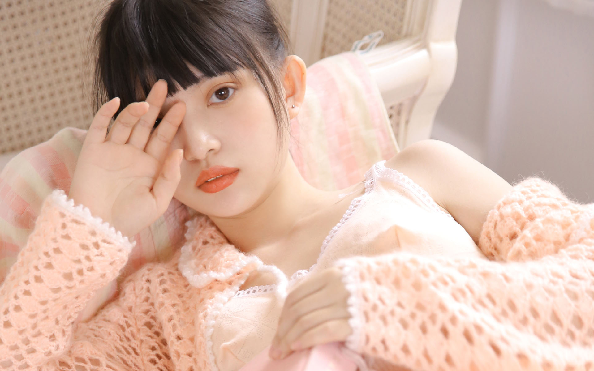 粉红吊带美女
