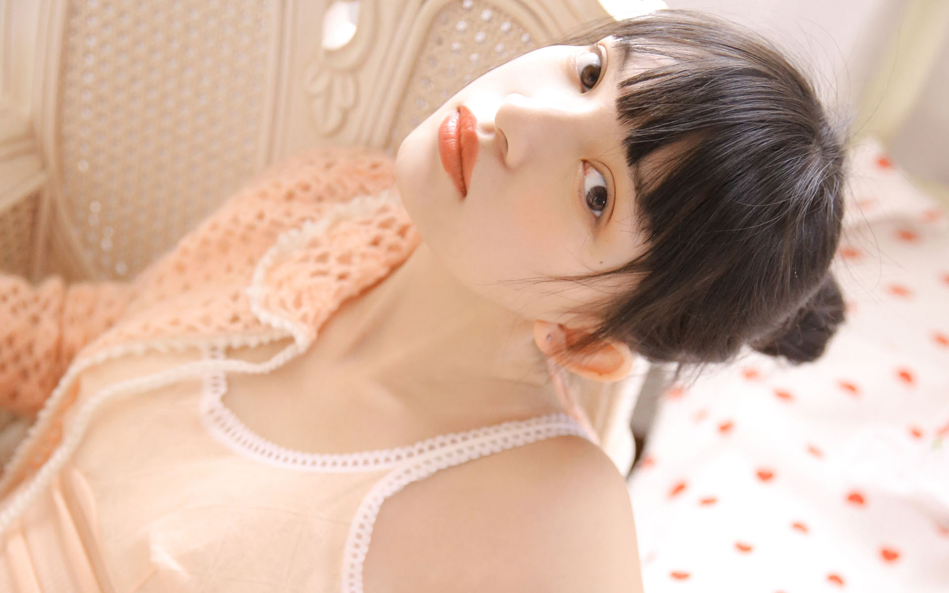 粉红吊带美女
