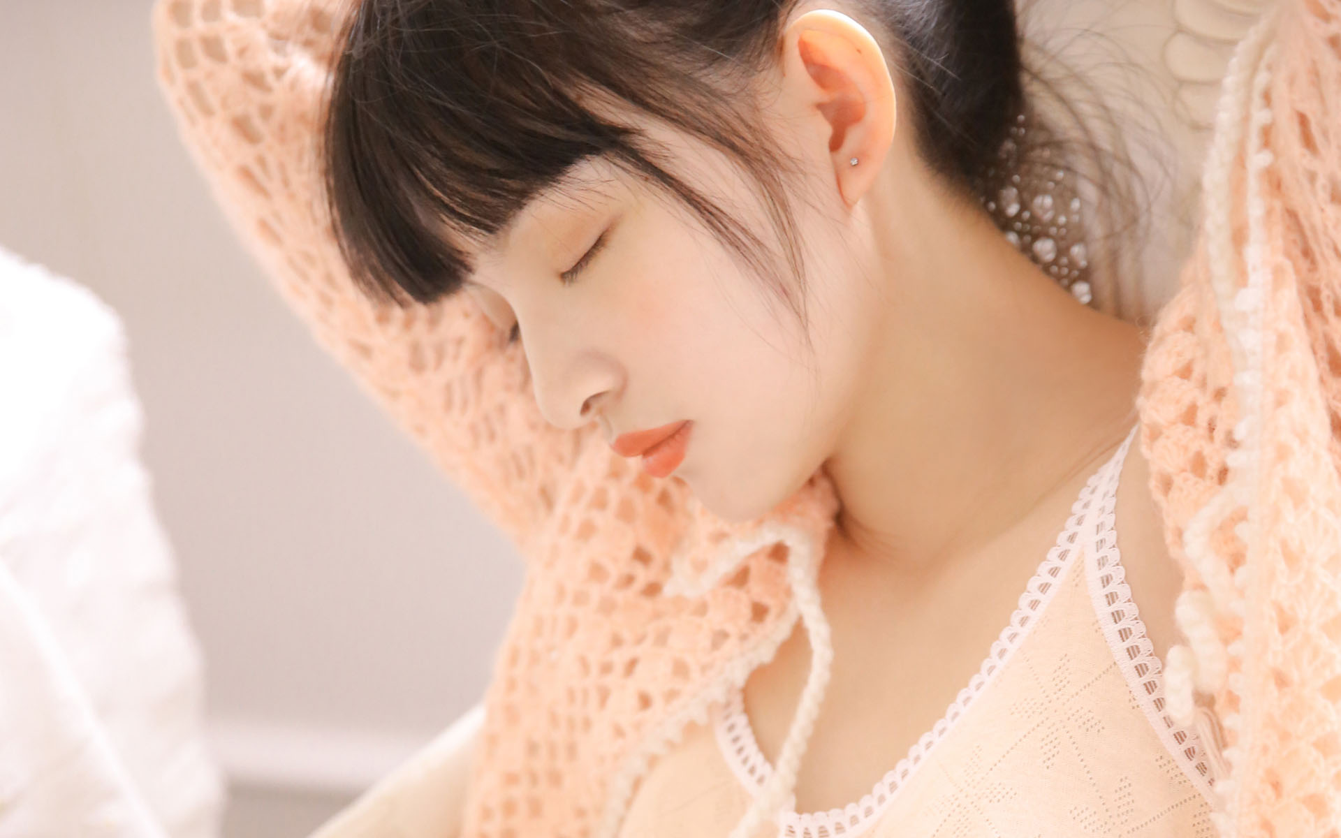 粉红吊带美女
