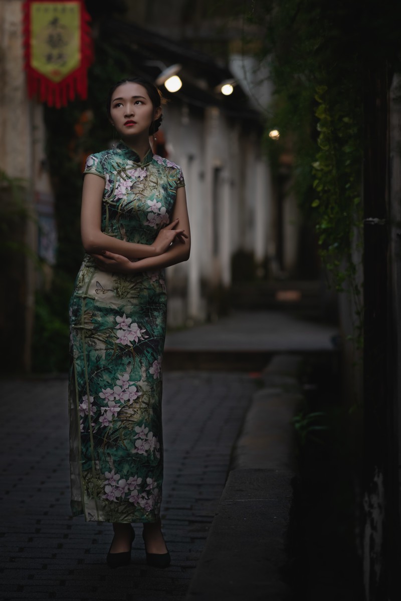 岁暮天涯客，寒窗欲晓时。