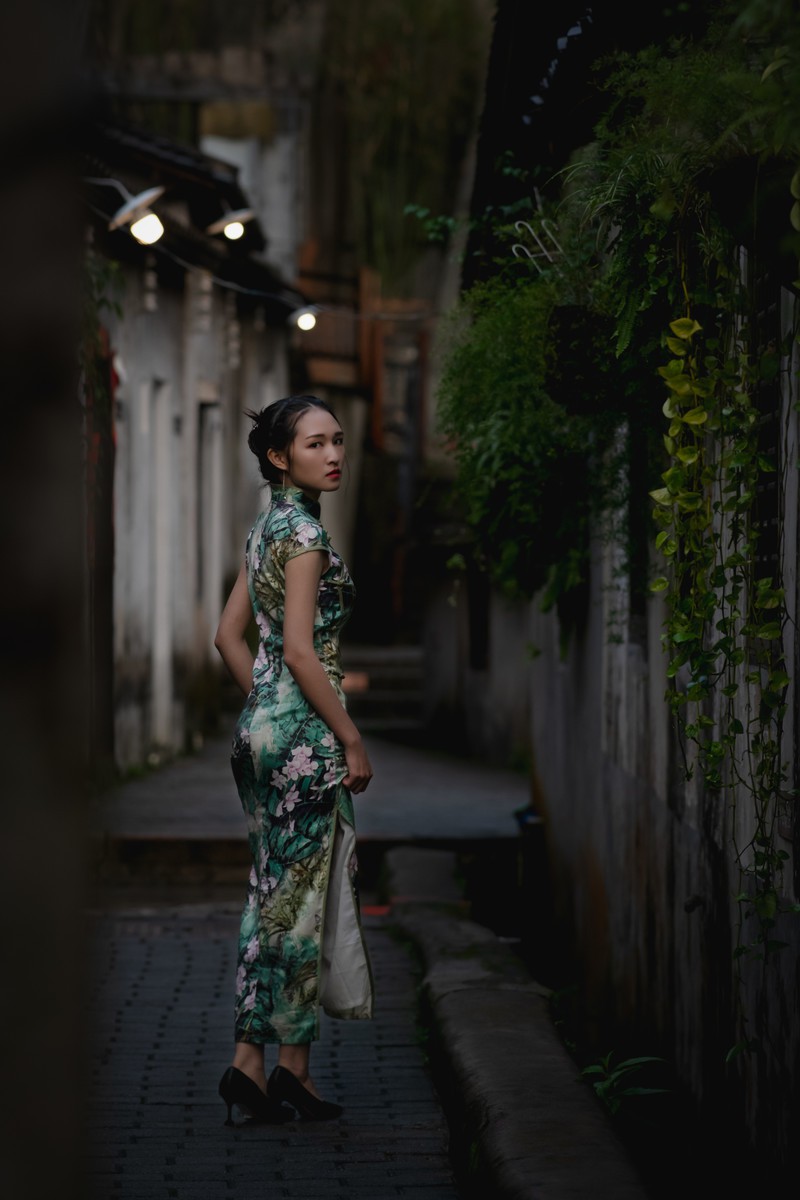 岁暮天涯客，寒窗欲晓时。