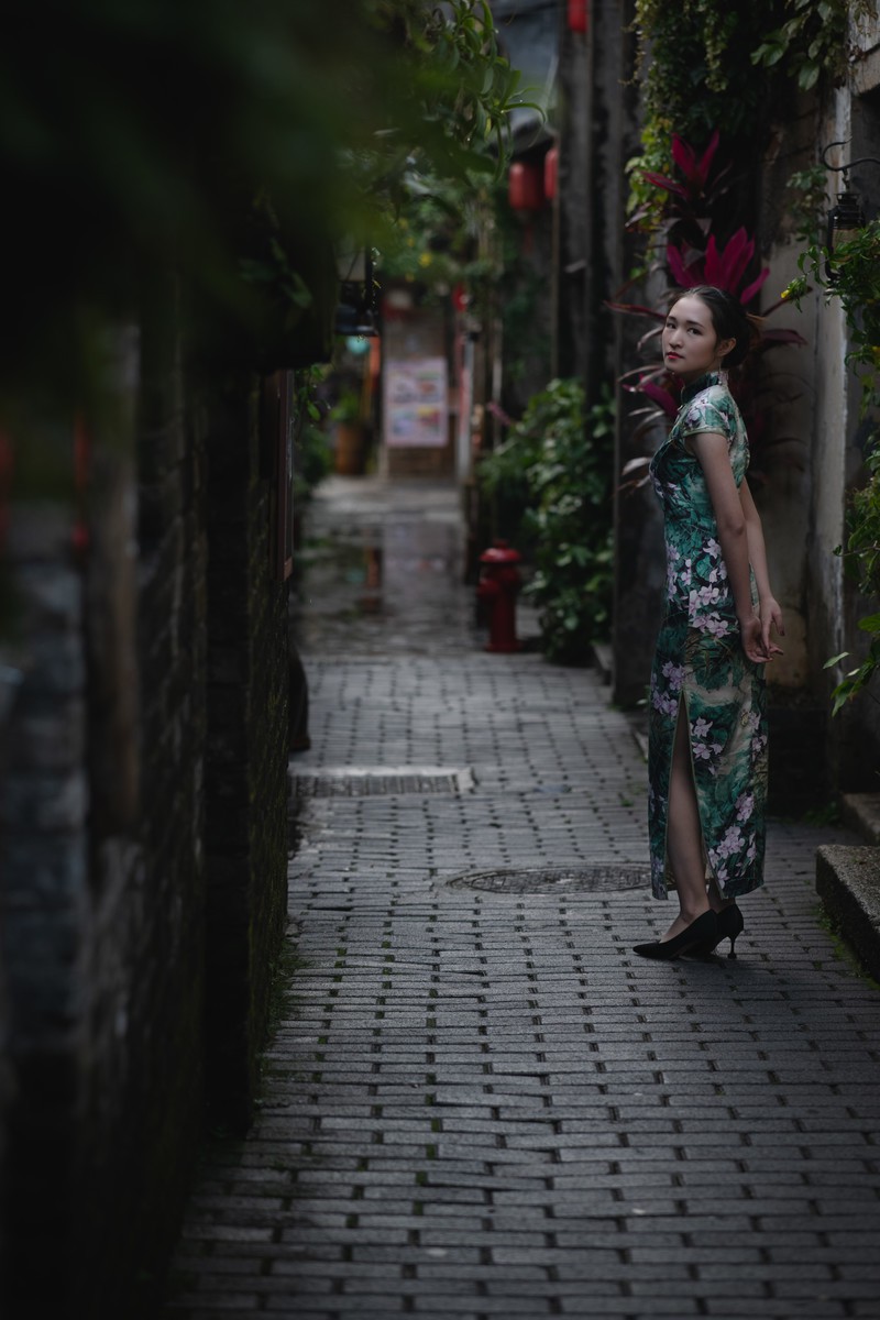 岁暮天涯客，寒窗欲晓时。