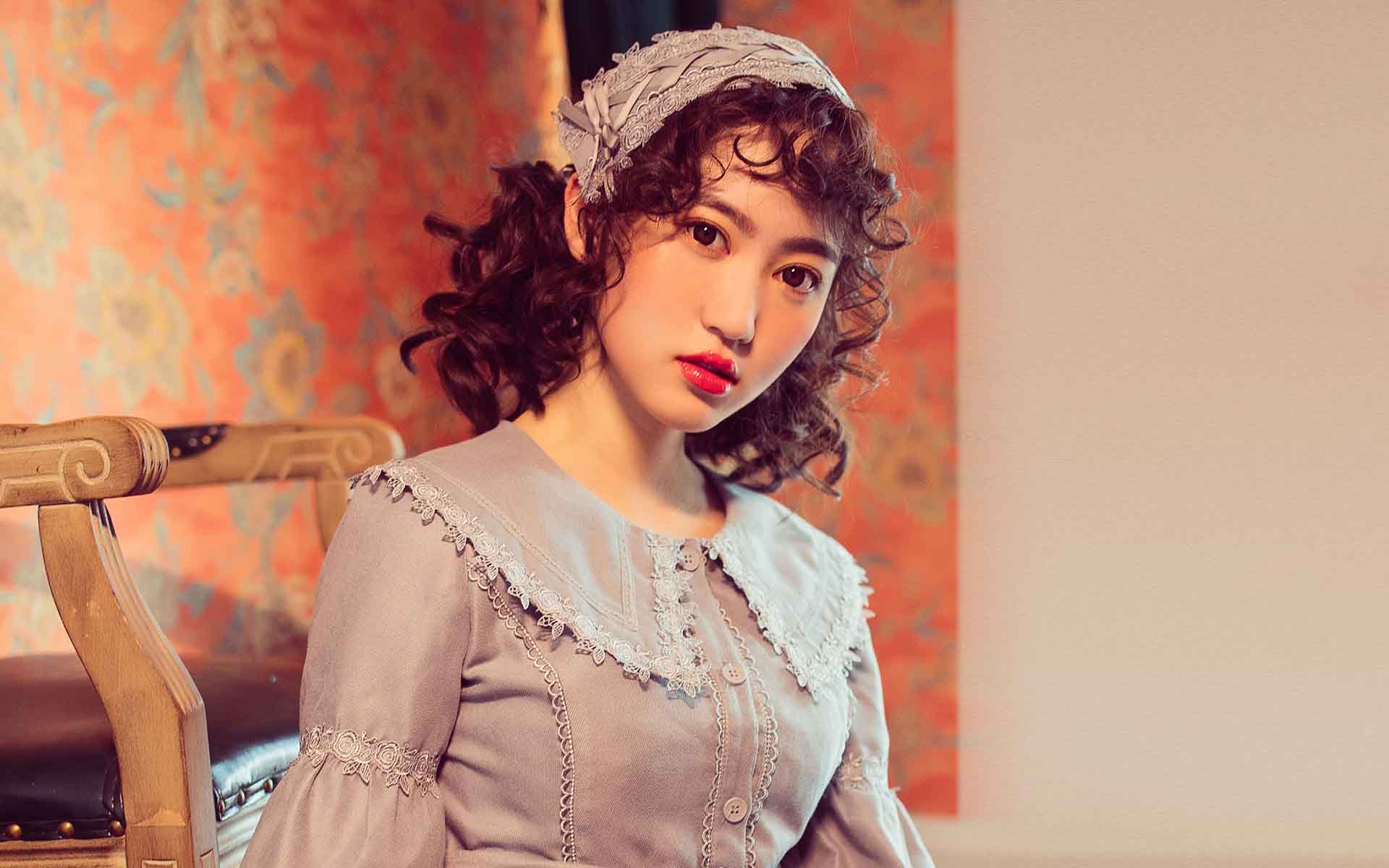 甜美卷发美女