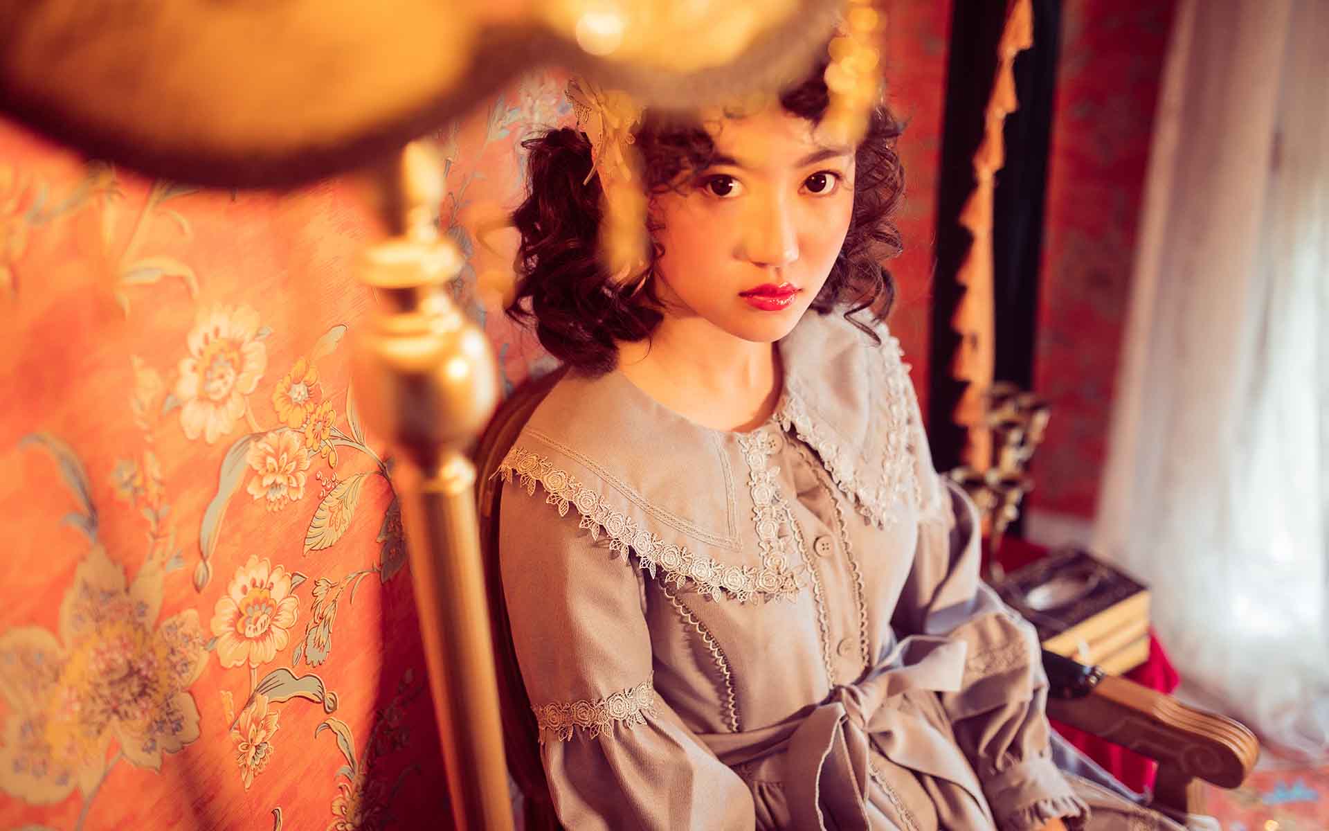 甜美卷发美女