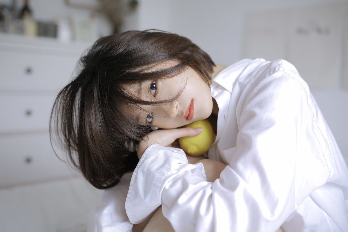 短发女孩