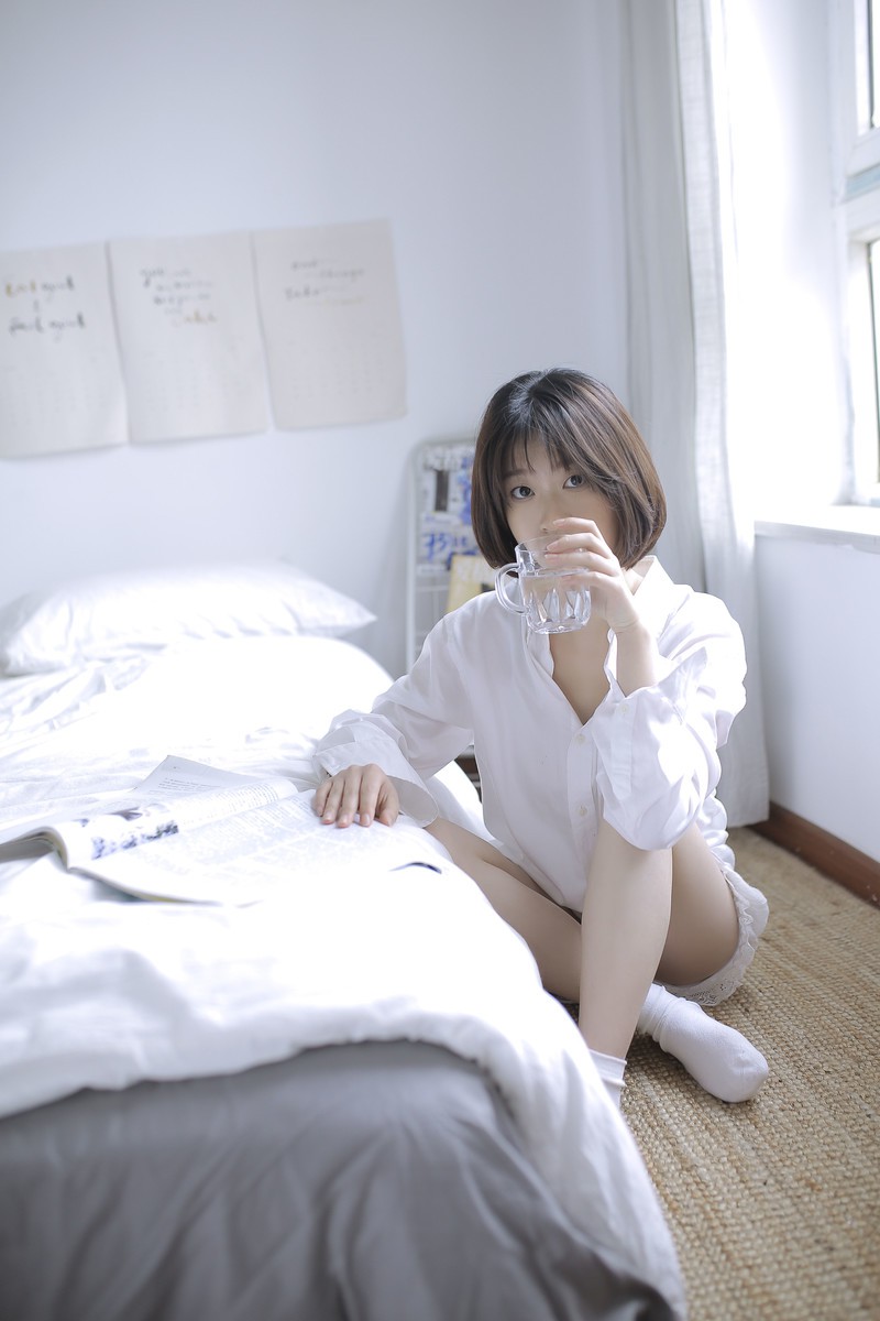短发女孩
