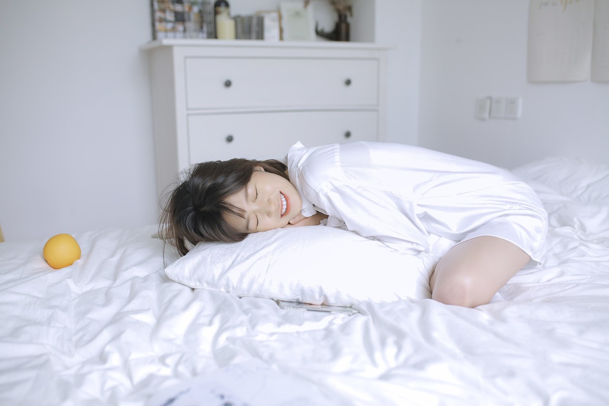 短发女孩