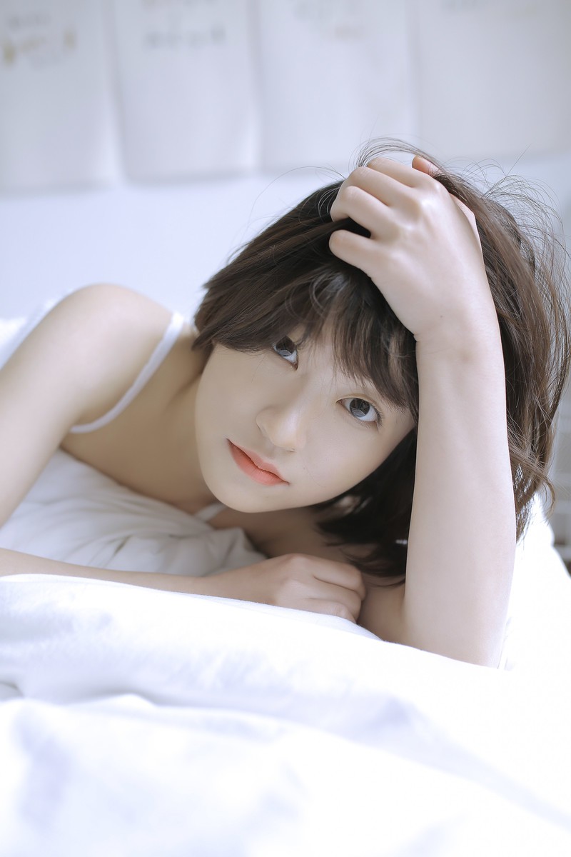 短发女孩