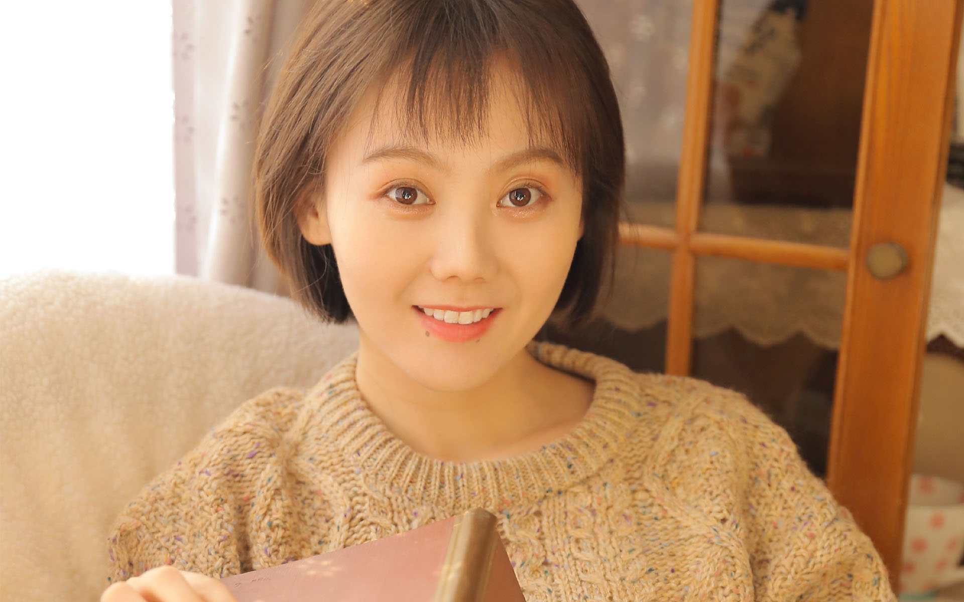 高挑短发美女