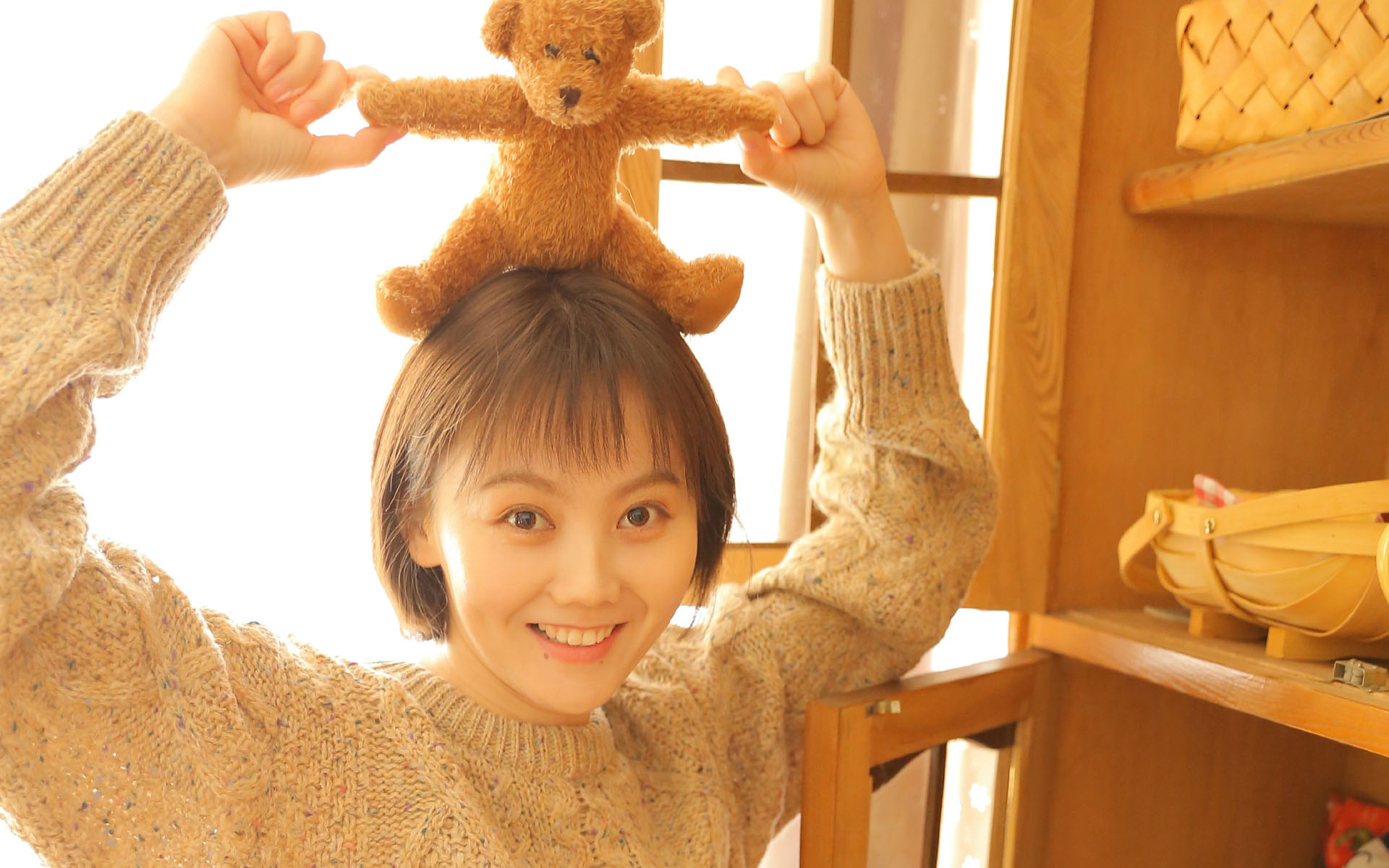 高挑短发美女