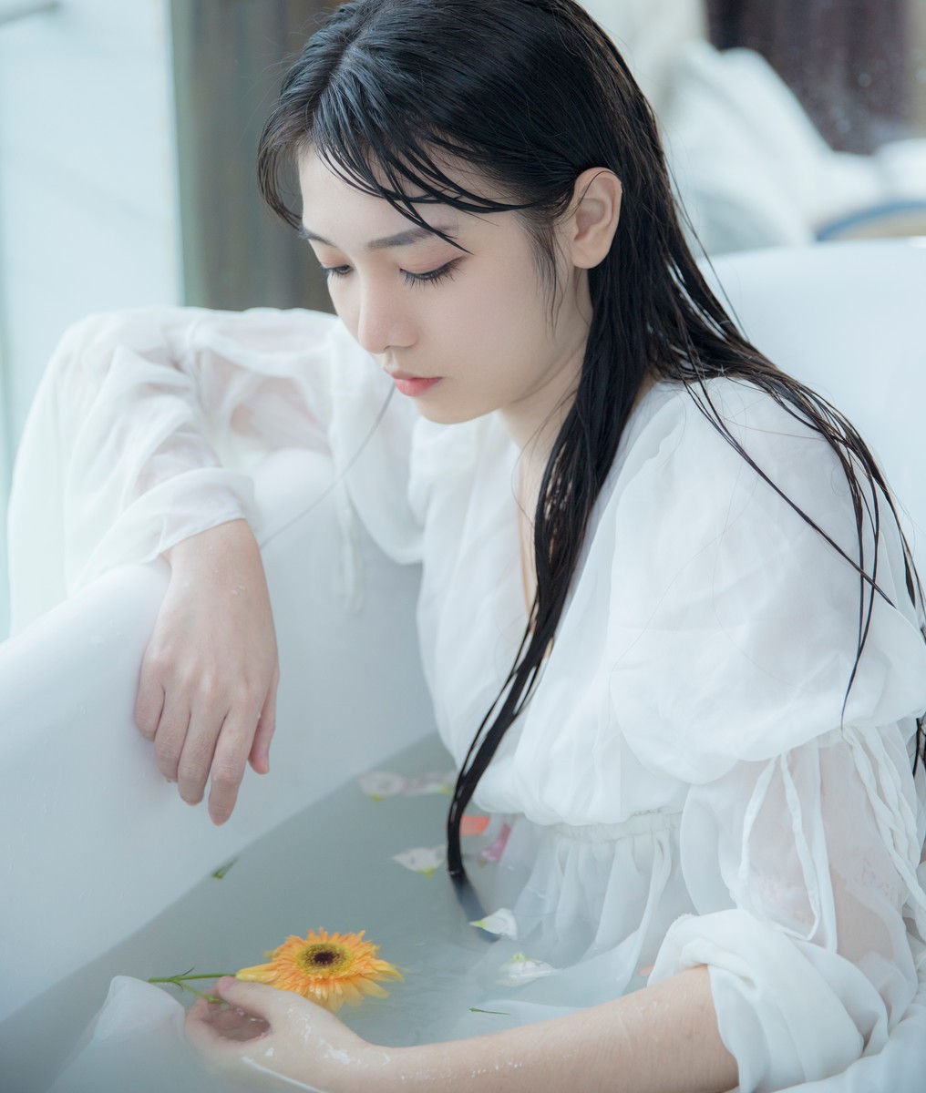美女出浴