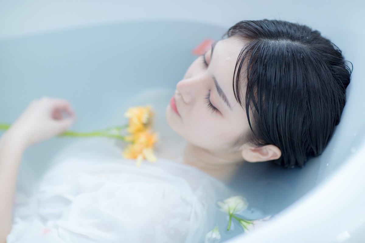 美女出浴