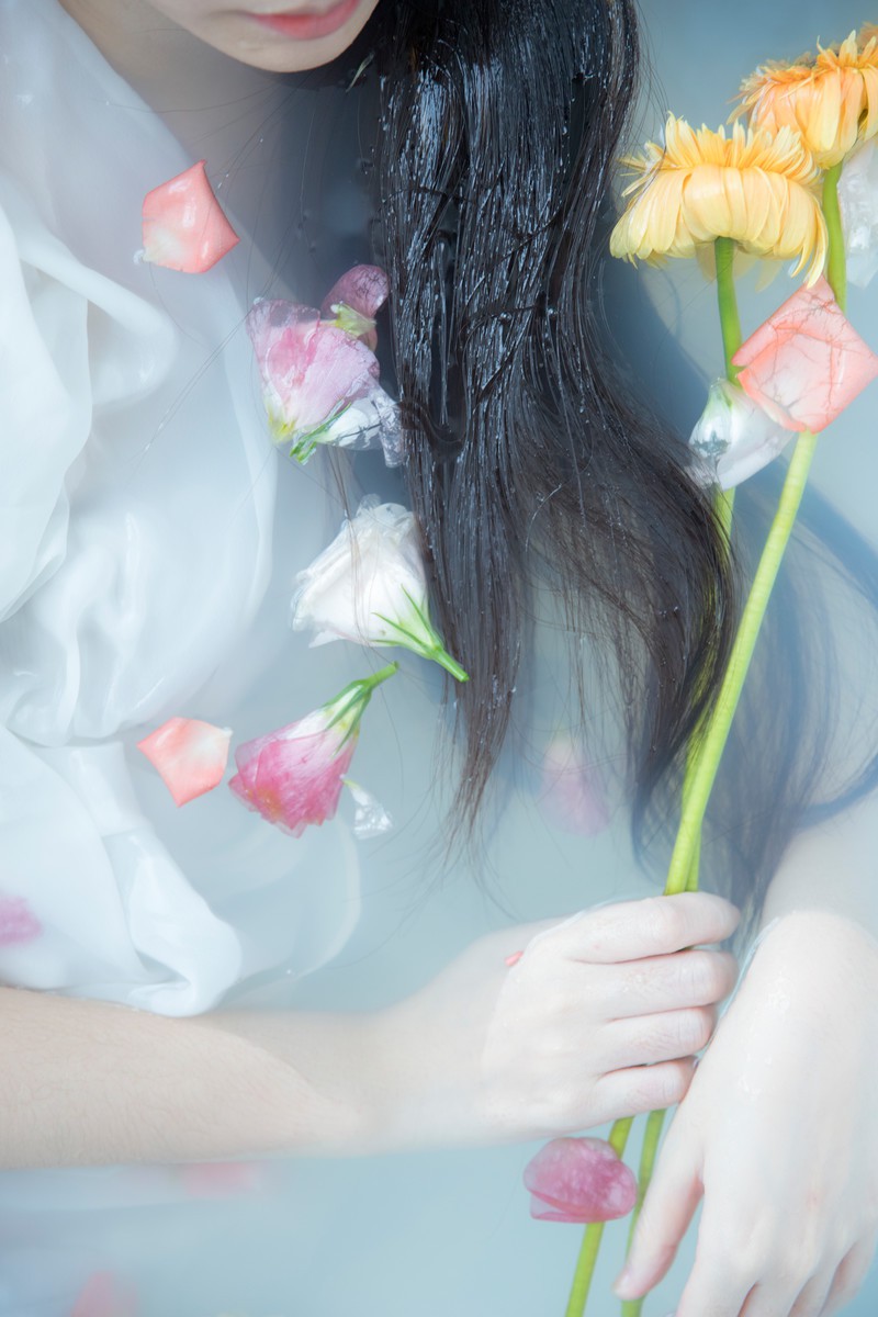 美女出浴