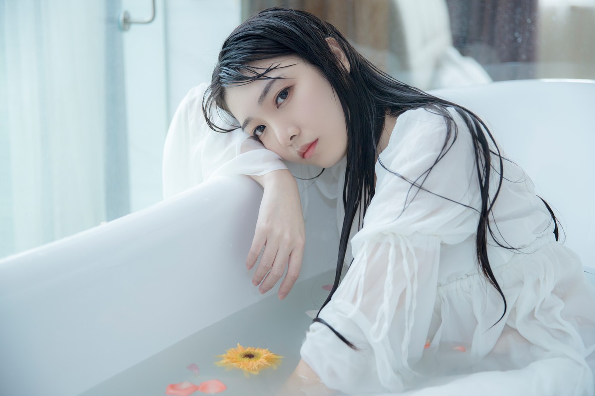 美女出浴