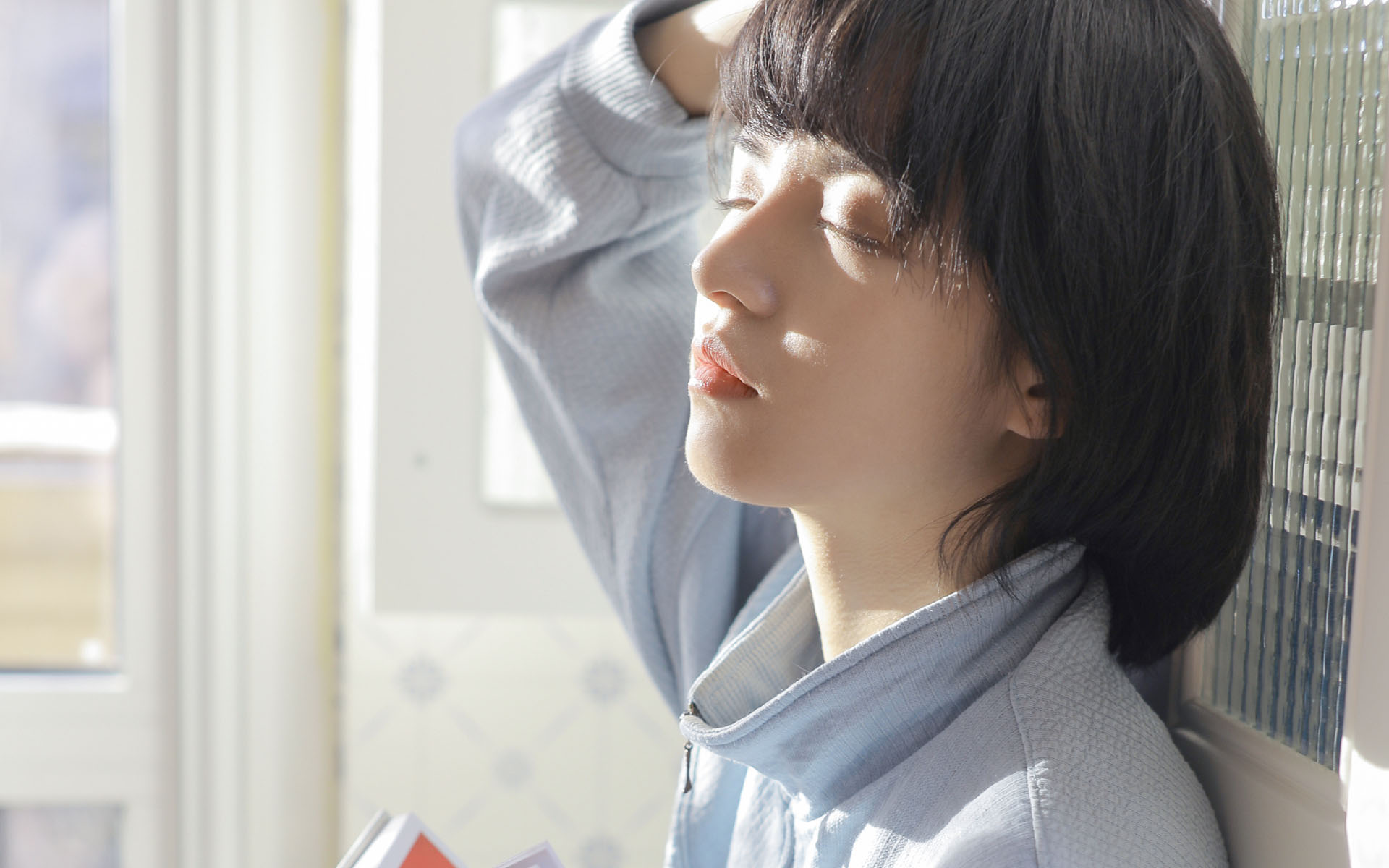 治愈短发美女