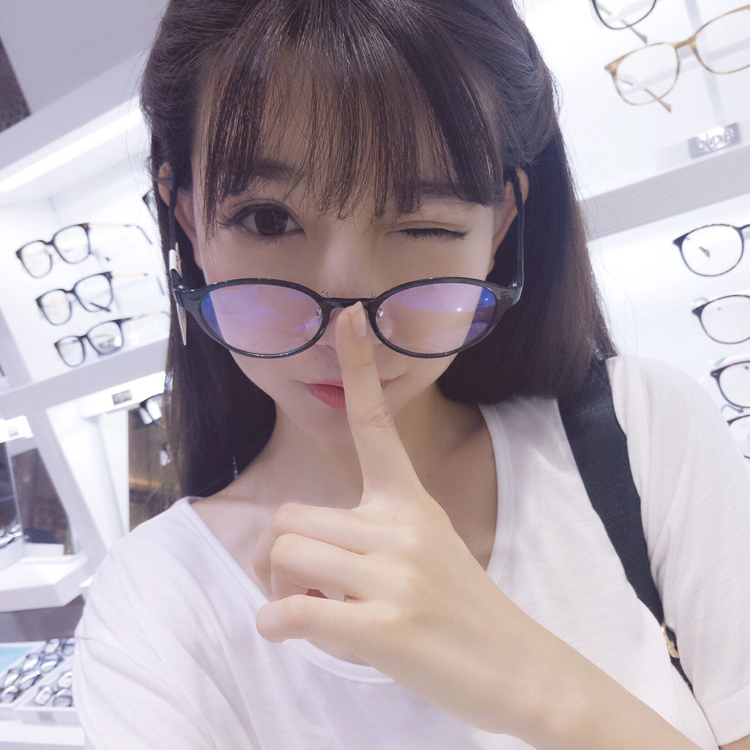 陈潇，女，出生于1992年，北京人，中国模特，毕业于北方工业大学。