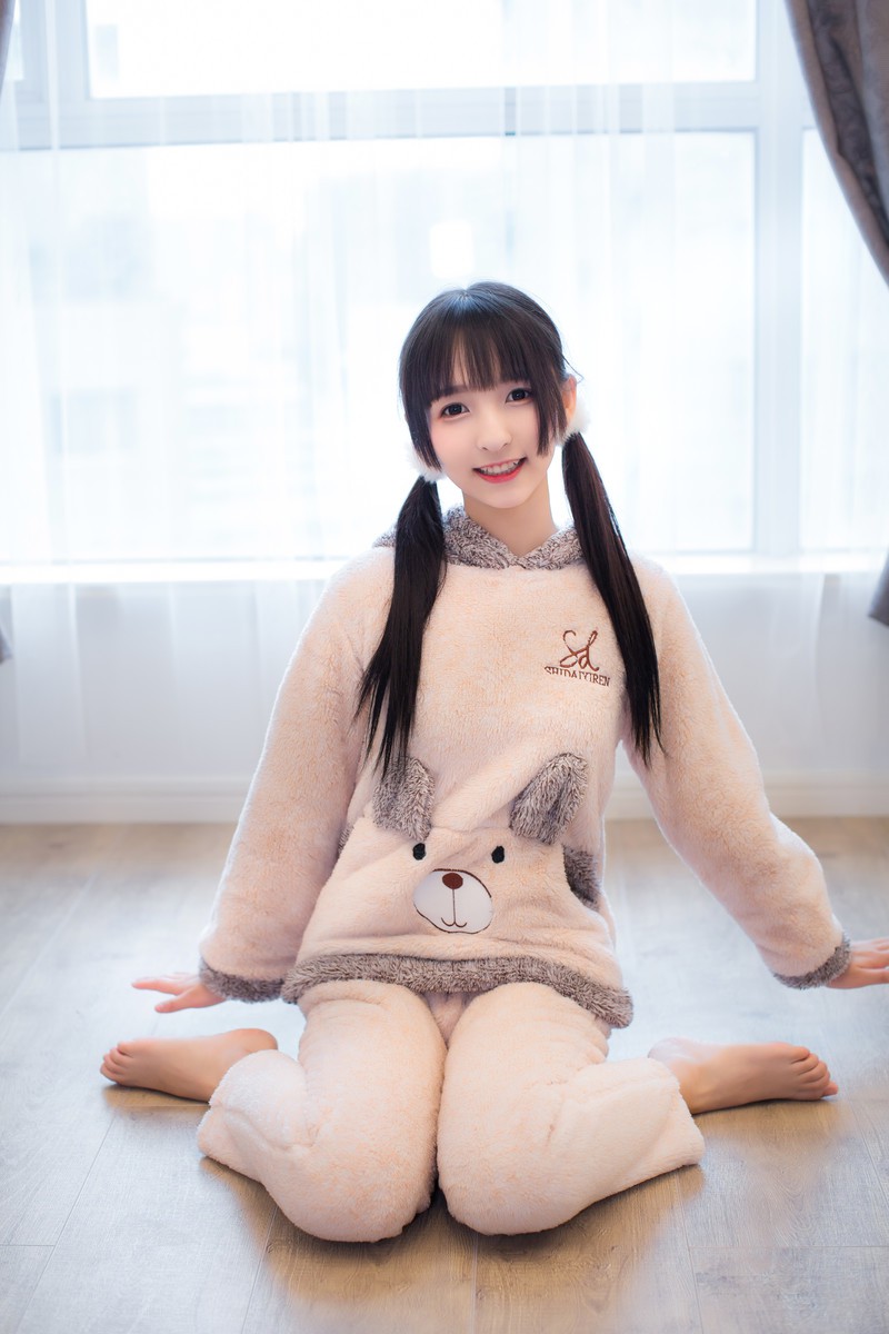美女 & 睡衣