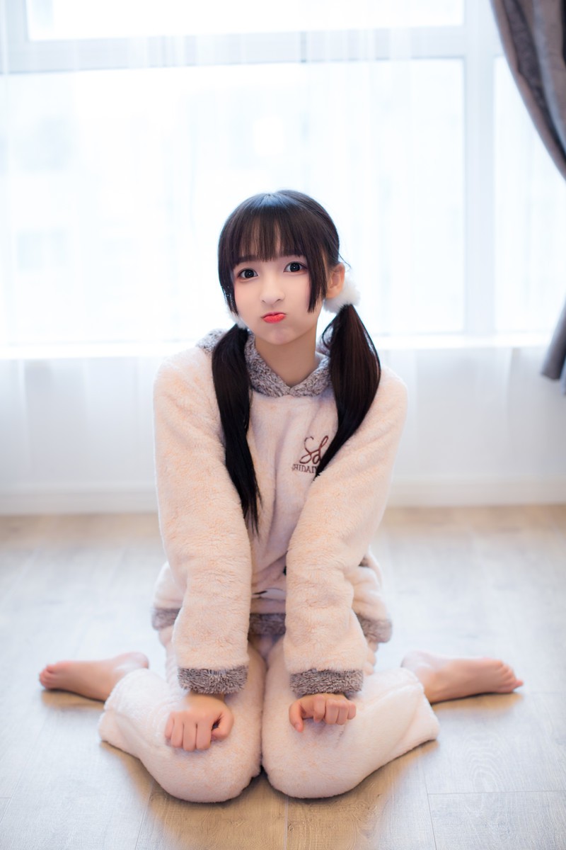 美女 & 睡衣