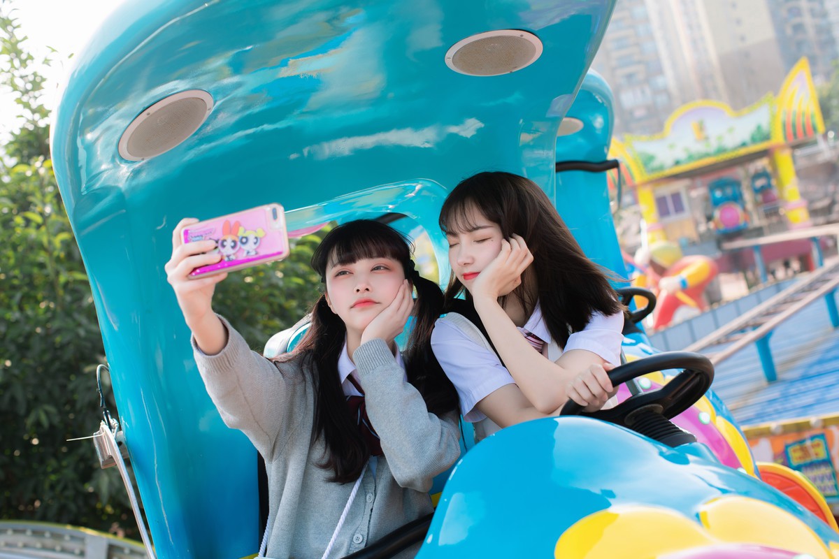 游乐园姐妹花