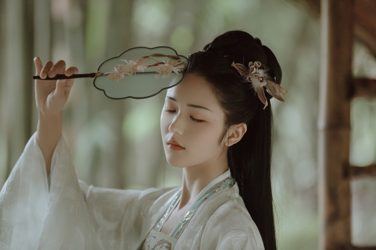 人生不相见，动如参与商