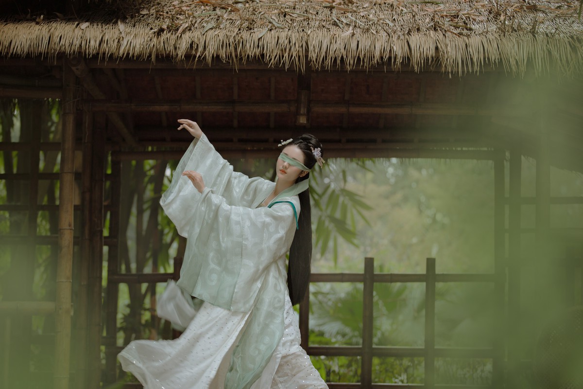 人生不相见，动如参与商