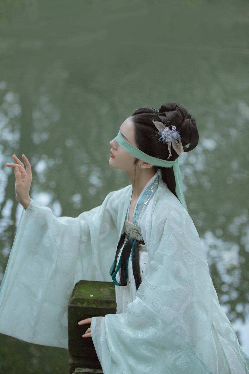 人生不相见，动如参与商