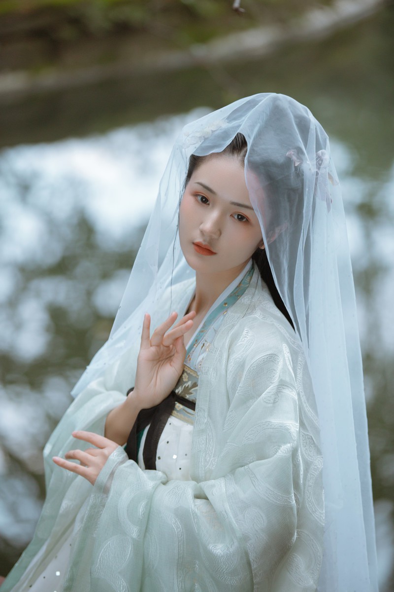 人生不相见，动如参与商