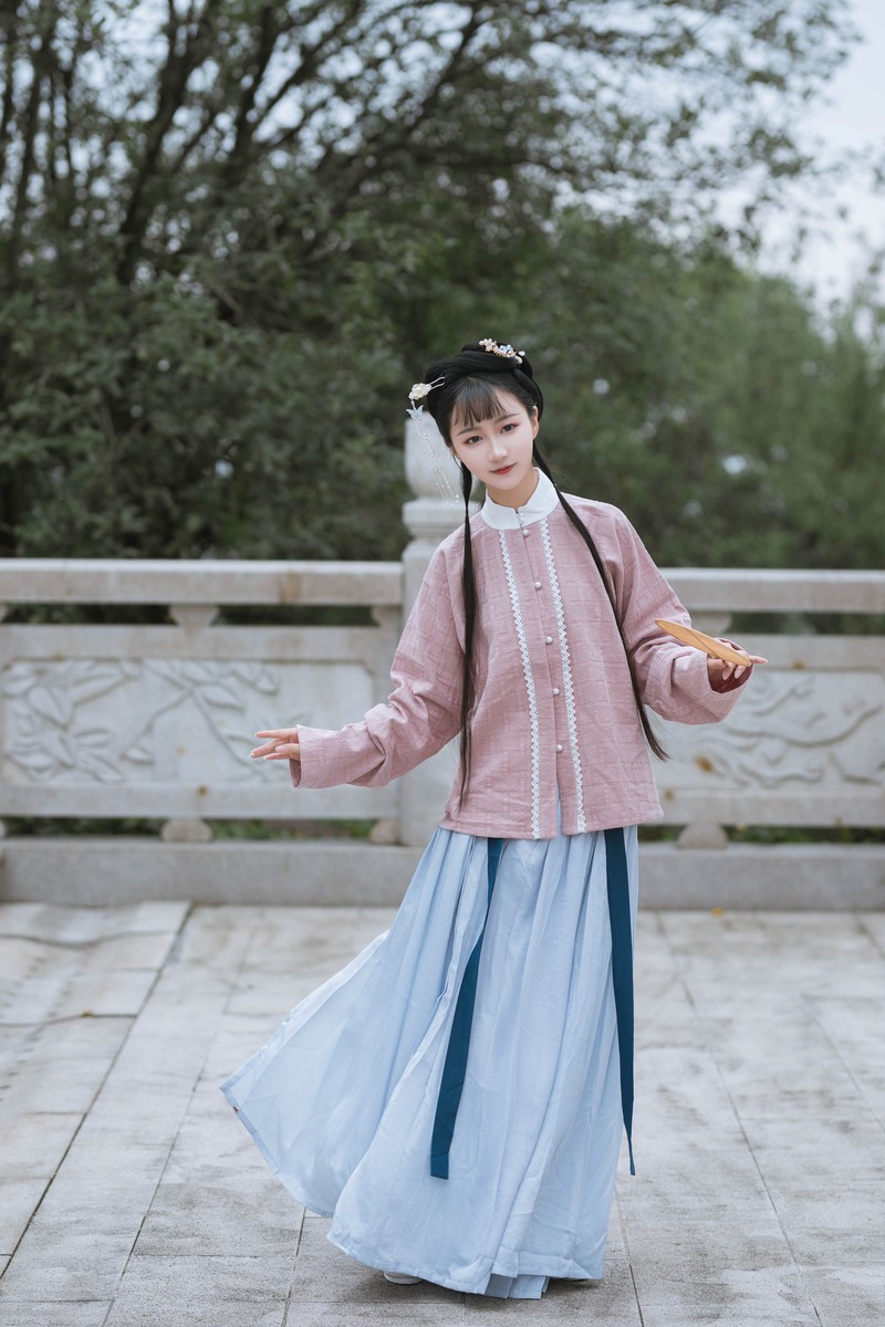 轻扇摇