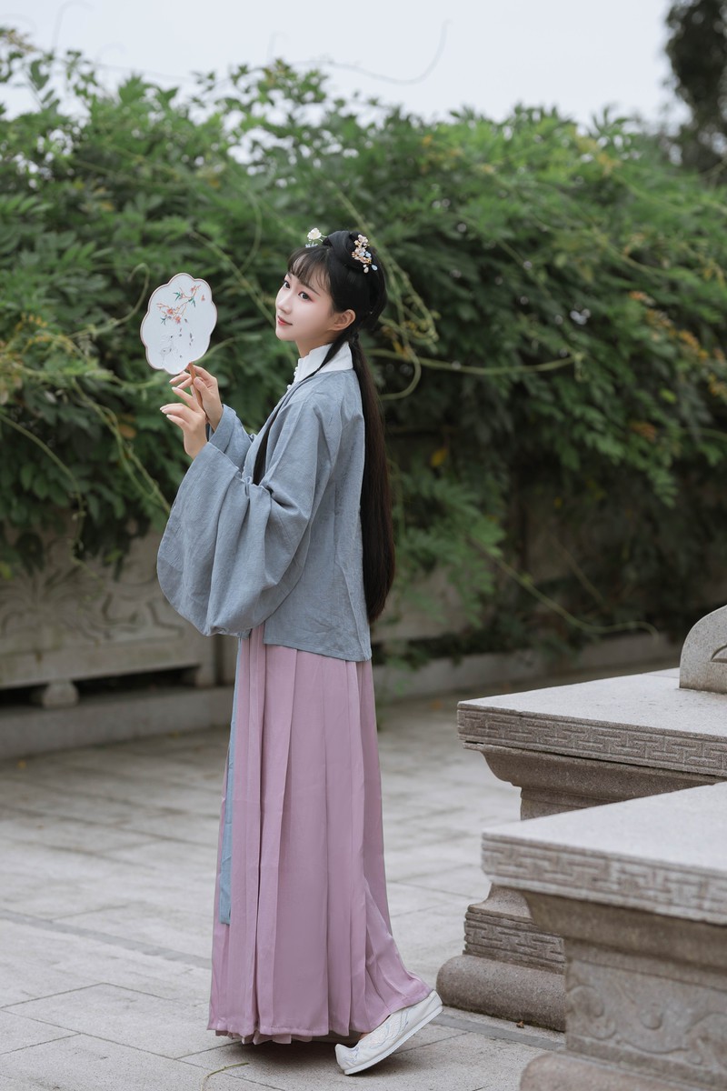 轻扇摇