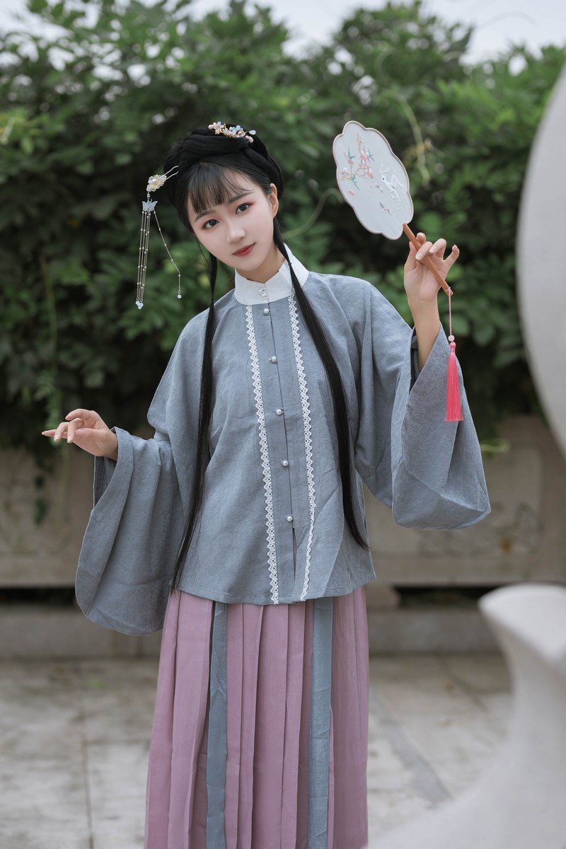 轻扇摇