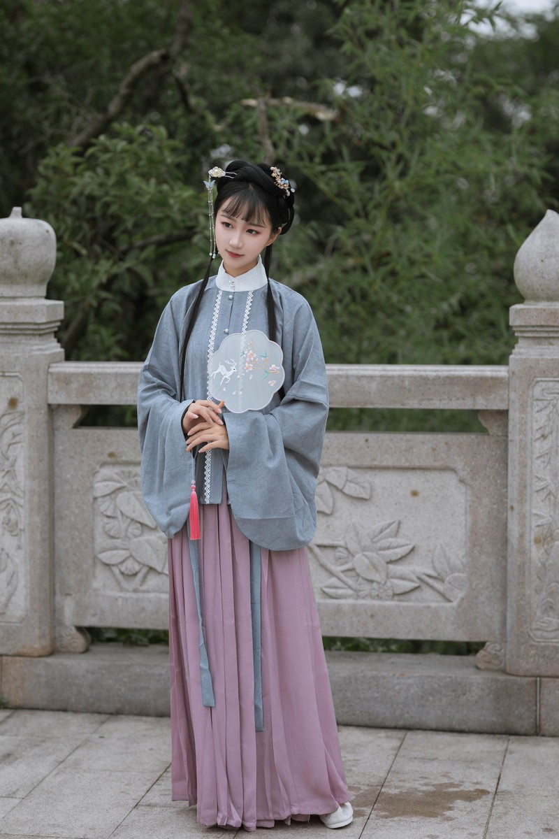 轻扇摇