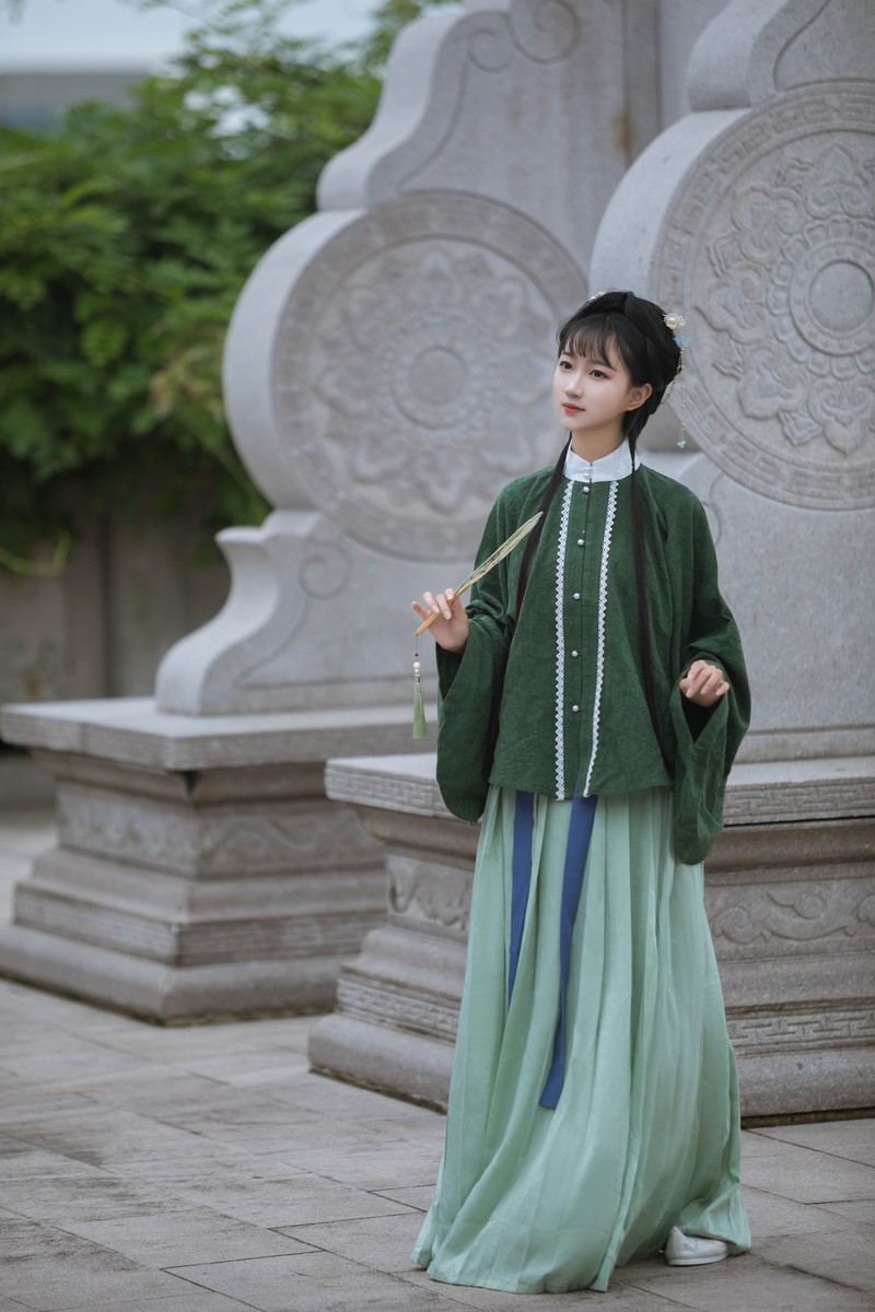 轻扇摇