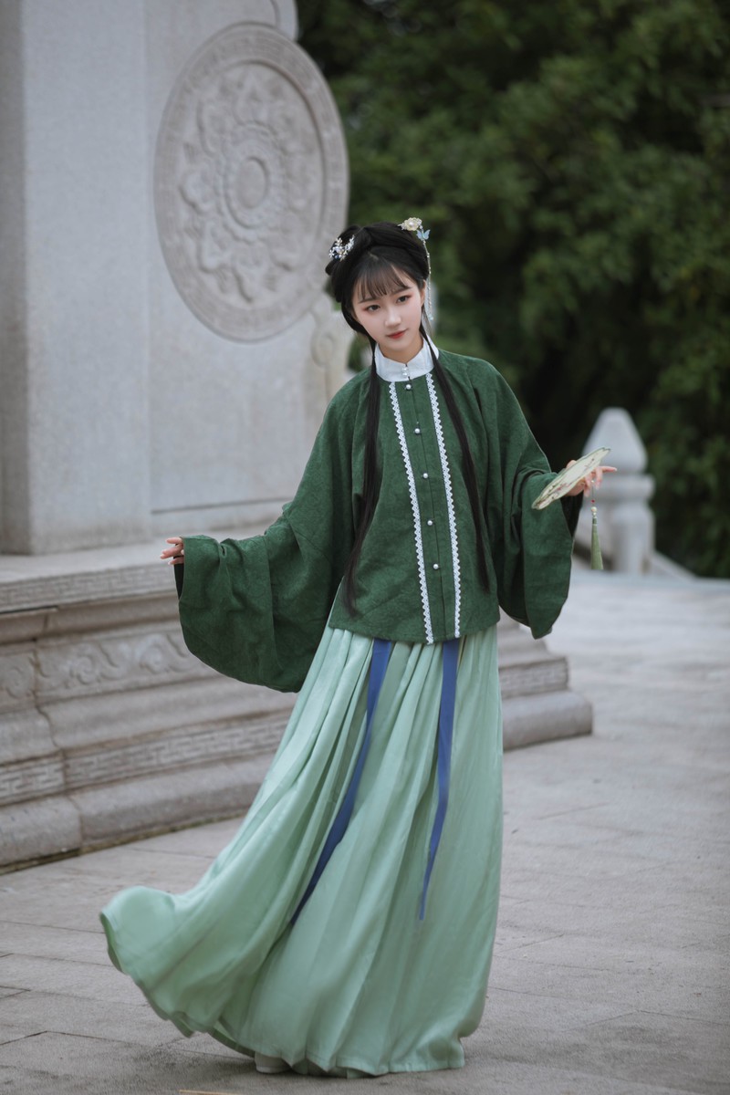 轻扇摇