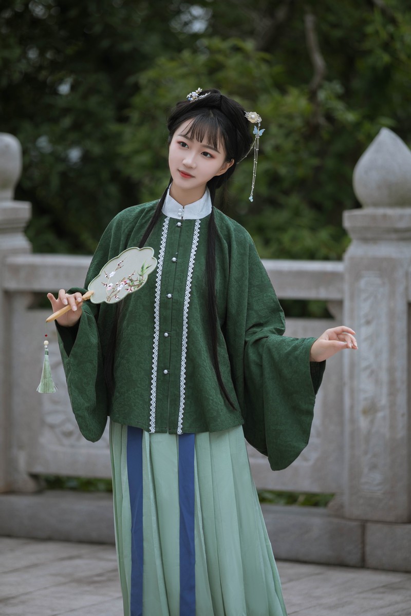 轻扇摇