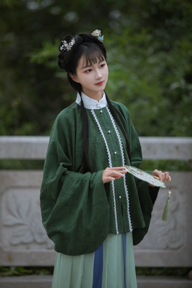 轻扇摇
