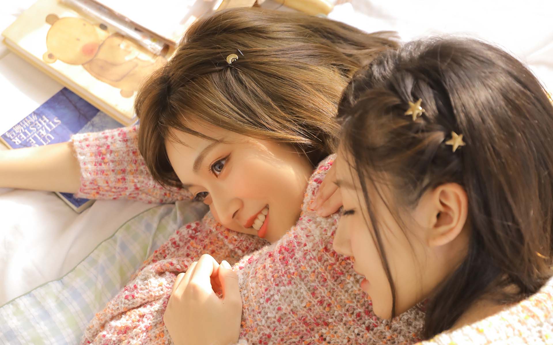 卧室美女姐妹花
